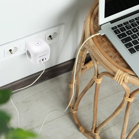 Kostka zasilająca przedłużacz 6w1 z podświetlanym włącznikiem | 3x AC | 2x USB | 1x USB-C PD 20W | biała Kostka zasilająca przedłużacz 6w1 z podświetlanym włącznikiem | 3x AC | 2x USB | 1x USB-C PD 20W | biała