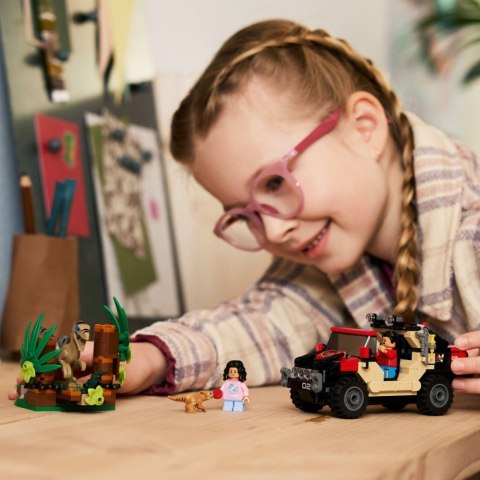 Klocki Jurassic World 76972 Ucieczka terenówką przed raptorem Klocki Jurassic World 76972 Ucieczka terenówką przed raptorem