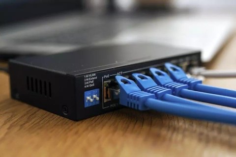 Switch KRIOS PoE 4x Gigabit PoE/PoE+, 2x RJ45 Uplink Gigabit, 60W Switch KRIOS PoE 4x Gigabit PoE/PoE+, 2x RJ45 Uplink Gigabit, 60W