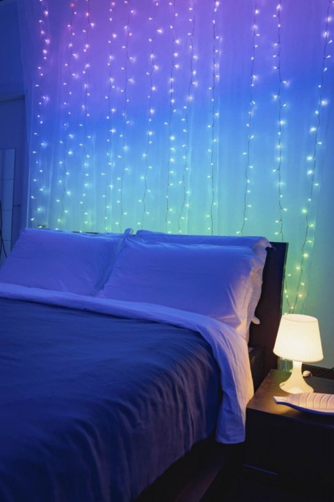 Inteligentna kurtyna Curtain 210 LED RGB+W 1,5/2,1m, przezroczysty przewód Inteligentna kurtyna Curtain 210 LED RGB+W 1,5/2,1m, przezroczysty przewód