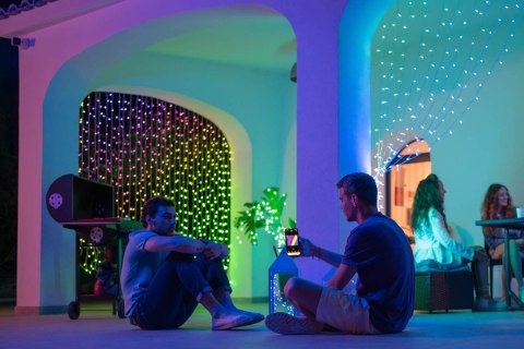 Inteligentna kurtyna Curtain 210 LED RGB+W 1,5/2,1m, przezroczysty przewód Inteligentna kurtyna Curtain 210 LED RGB+W 1,5/2,1m, przezroczysty przewód
