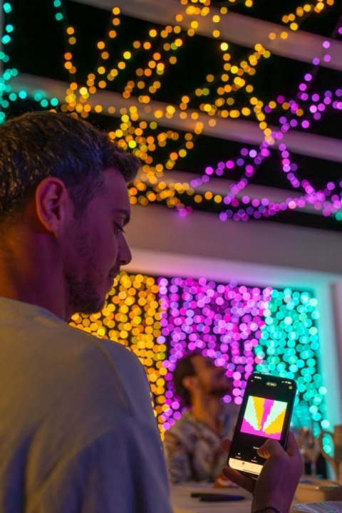 Inteligentna kurtyna Curtain 210 LED RGB+W 1,5/2,1m, przezroczysty przewód Inteligentna kurtyna Curtain 210 LED RGB+W 1,5/2,1m, przezroczysty przewód