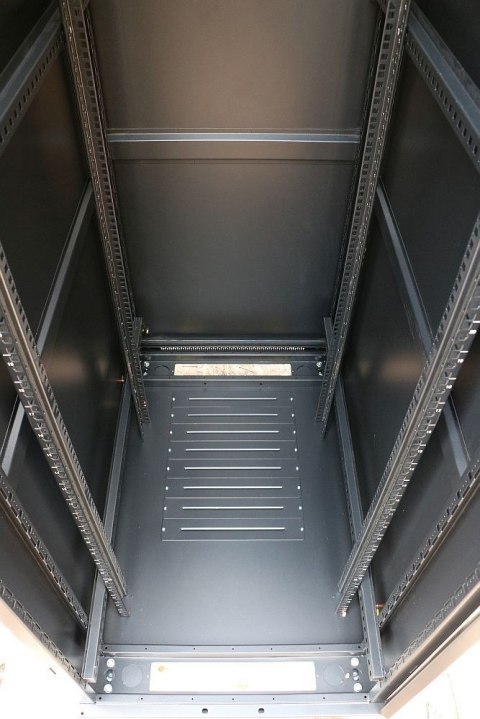 Szafa rack 42U 600x800mm czarna stojąca Szafa rack 42U 600x800mm czarna stojąca