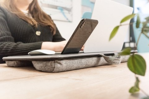 Podstawka do notebooka z podkładką pod mysz i stojakiem na smartfona Podstawka do notebooka z podkładką pod mysz i stojakiem na smartfona