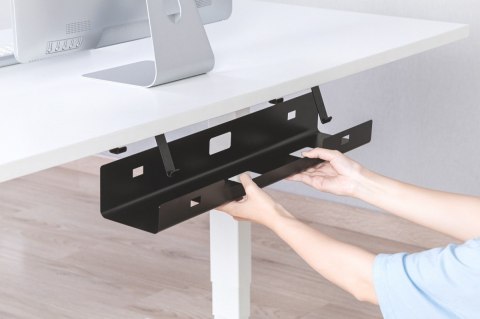 Kanał stalowy do organizacji kabli / listew zasilających pod biurkiem, z uchwytami, montaż śruby, 60cm, czarny Kanał stalowy do organizacji kabli / listew zasilających pod biurkiem, z uchwytami, montaż śruby, 60cm, czarny